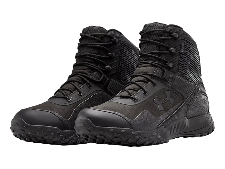 Par de botas Under Armour Valsetz RTS 1.5 WP en color negro total, con suela robusta y diseño táctico.