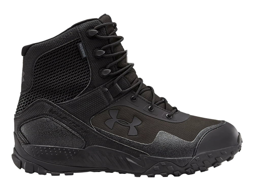 Par de botas Under Armour Valsetz RTS 1.5 WP en color negro total, con suela robusta y diseño táctico.