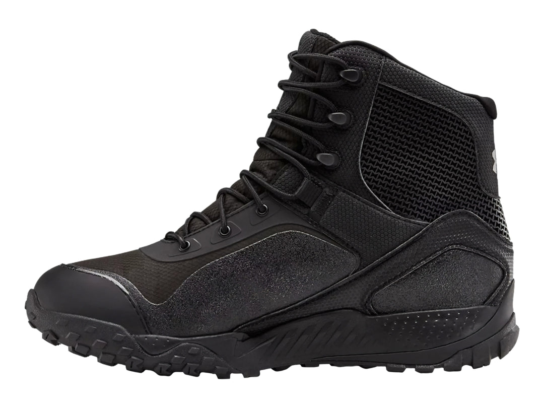 Par de botas Under Armour Valsetz RTS 1.5 WP en color negro total, con suela robusta y diseño táctico.