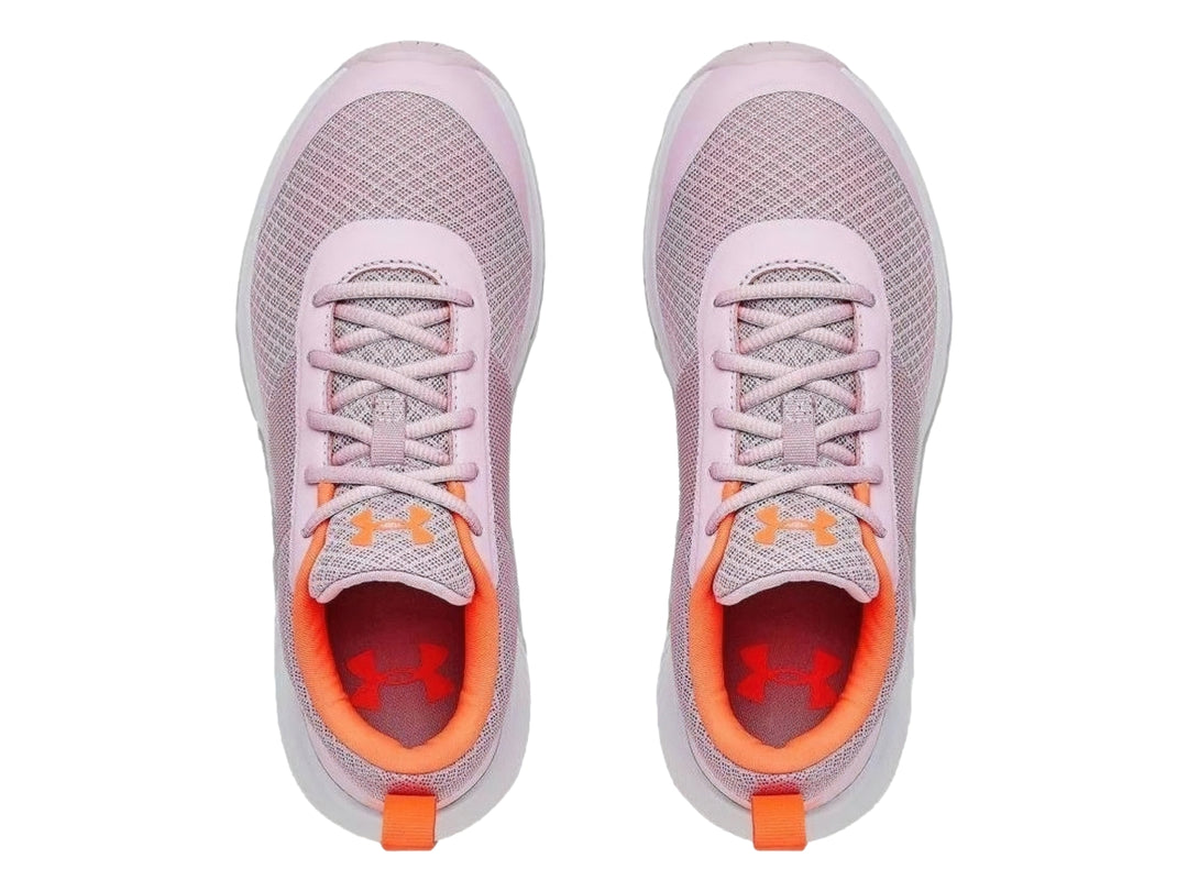 Tenis deportivos Under Armour para mujer en color rosa con suela blanca y tejido de malla transpirable.