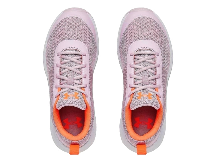 Tenis deportivos Under Armour para mujer en color rosa con suela blanca y tejido de malla transpirable.