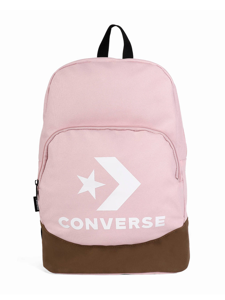 Mochila Converse rosa pastel con base marrón y logotipo blanco en el frente.