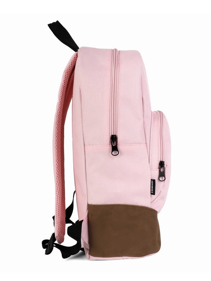 Mochila Converse rosa pastel con base marrón y logotipo blanco en el frente.