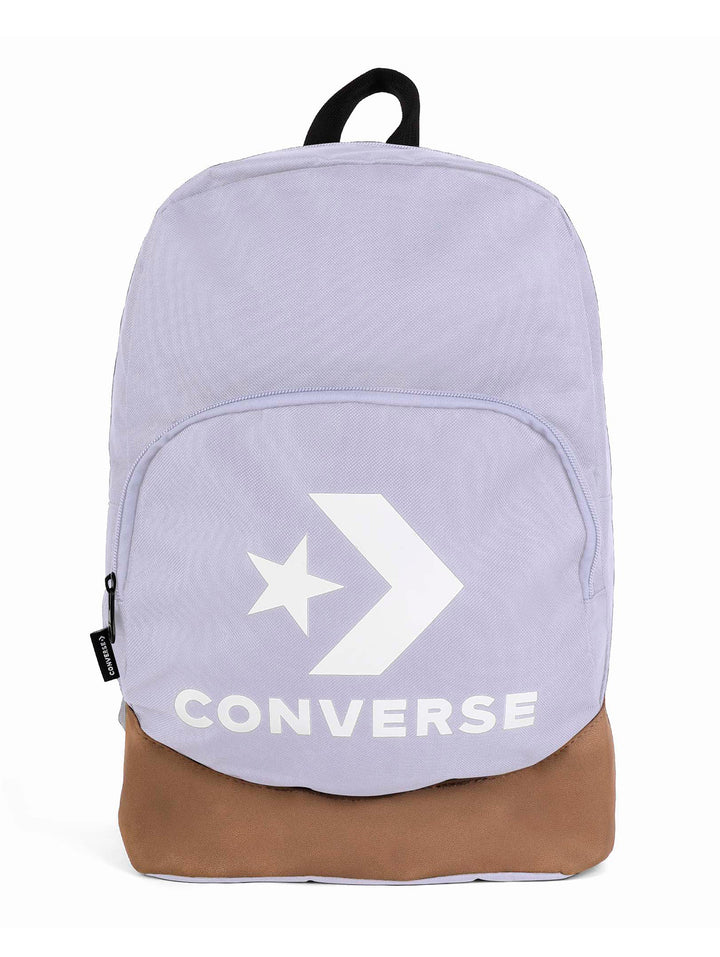 Mochila escolar Converse color lila con base marrón y logotipo blanco en el frente.