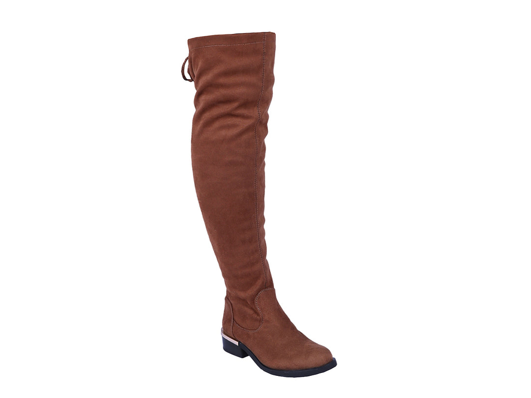Botas altas para mujer en color café oscuro con acabado mate y suela negra.