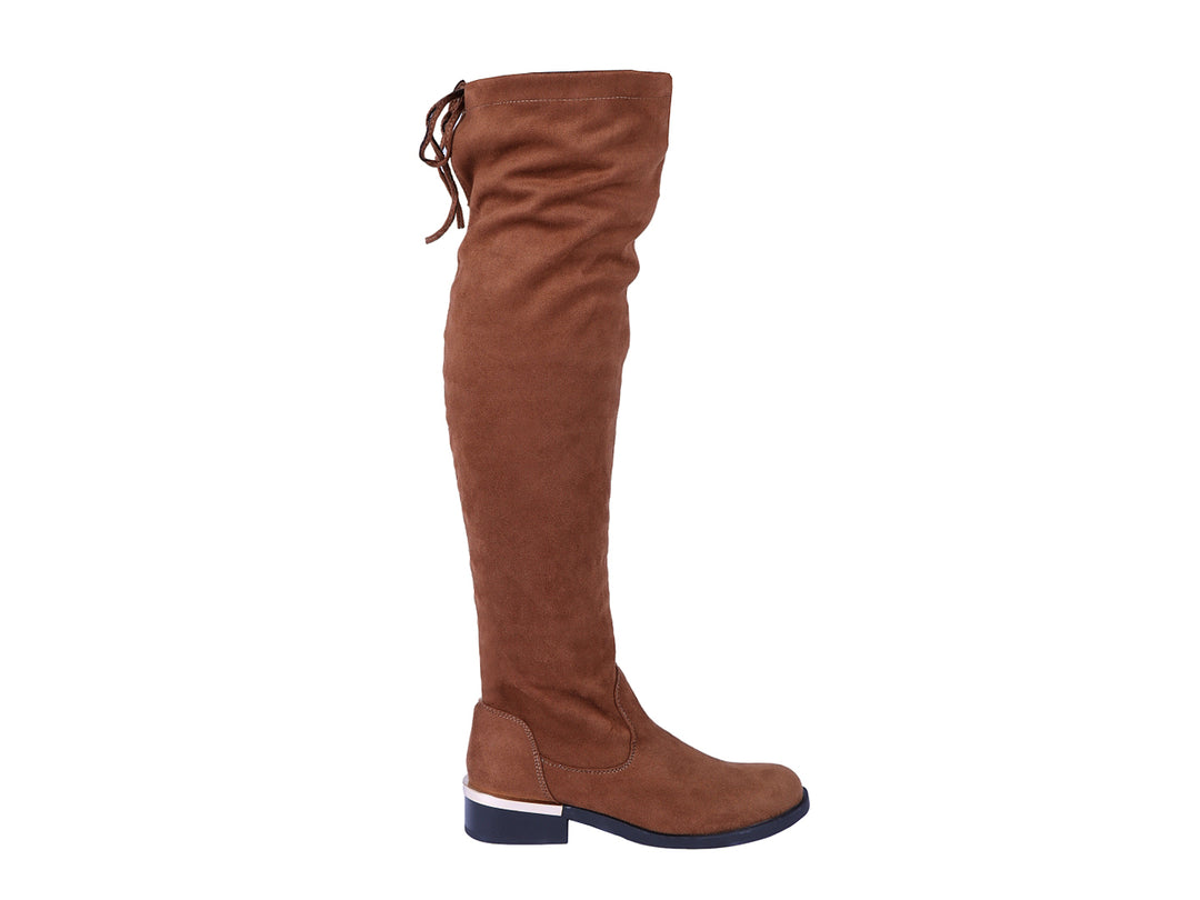Botas altas para mujer en color café oscuro con acabado mate y suela negra.