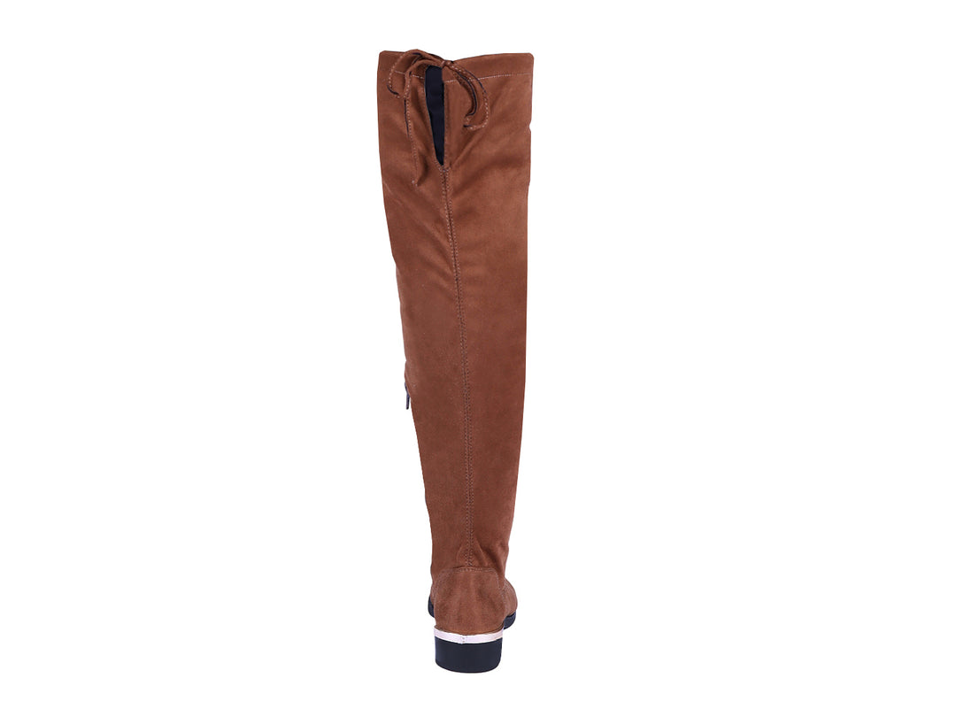 Botas altas para mujer en color café oscuro con acabado mate y suela negra.