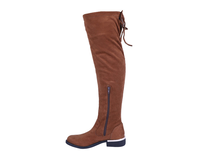 Botas altas para mujer en color café oscuro con acabado mate y suela negra.