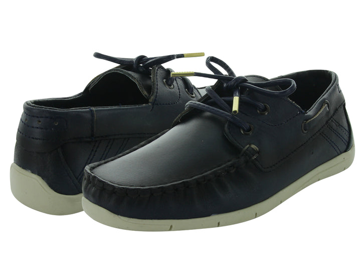 Zapatos casuales tipo náutico para niño en color azul marino con suela blanca y cordones.