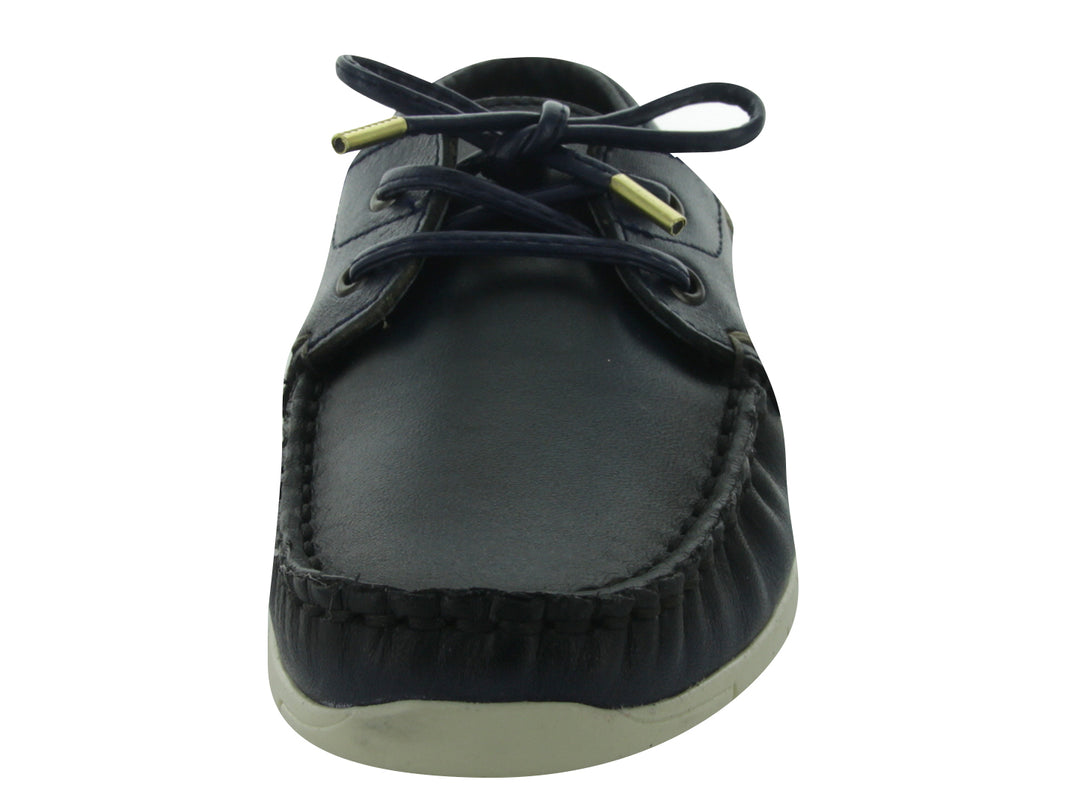 Zapatos casuales tipo náutico para niño en color azul marino con suela blanca y cordones.