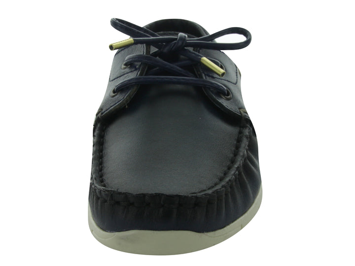 Zapatos casuales tipo náutico para niño en color azul marino con suela blanca y cordones.
