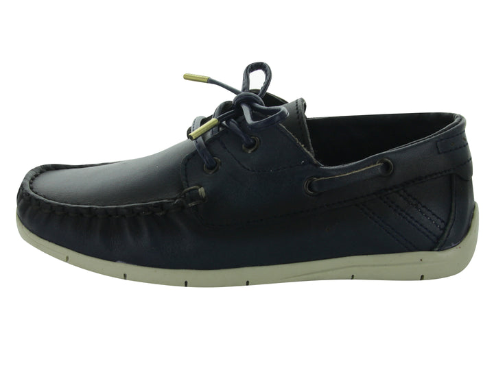 Zapatos casuales tipo náutico para niño en color azul marino con suela blanca y cordones.