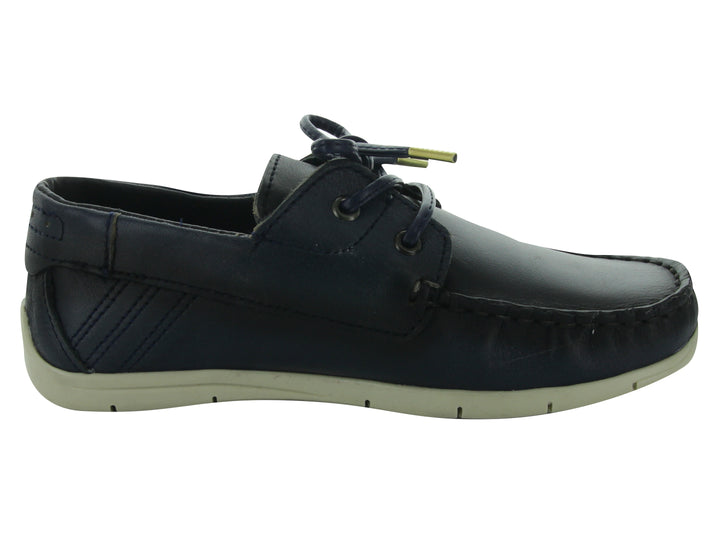 Zapatos casuales tipo náutico para niño en color azul marino con suela blanca y cordones.