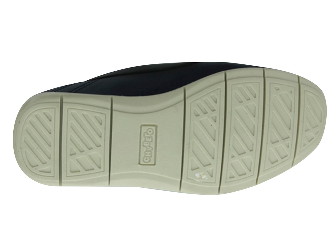 Zapatos casuales tipo náutico para niño en color azul marino con suela blanca y cordones.