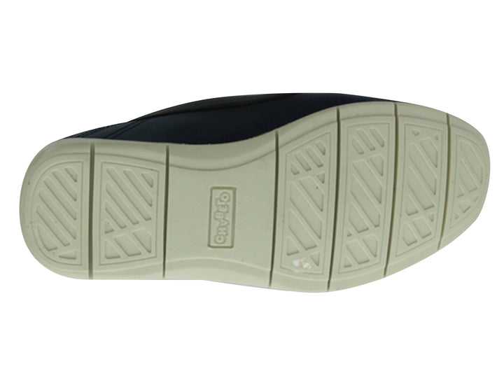 Zapatos casuales tipo náutico para niño en color azul marino con suela blanca y cordones.