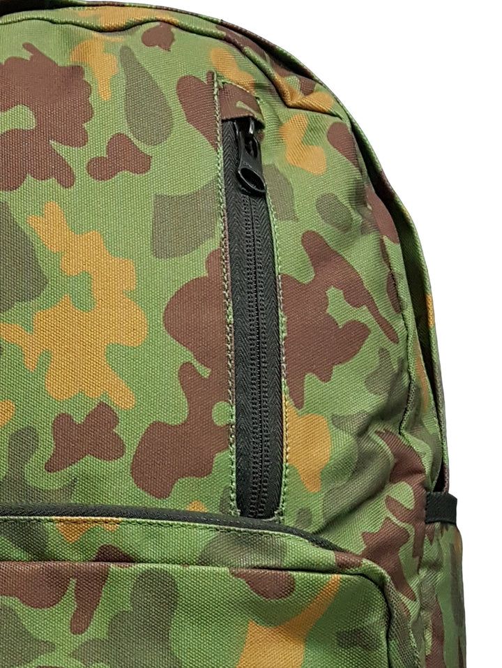 Mochila Converse con estampado de camuflaje en tonos verdes, marrones y beige.