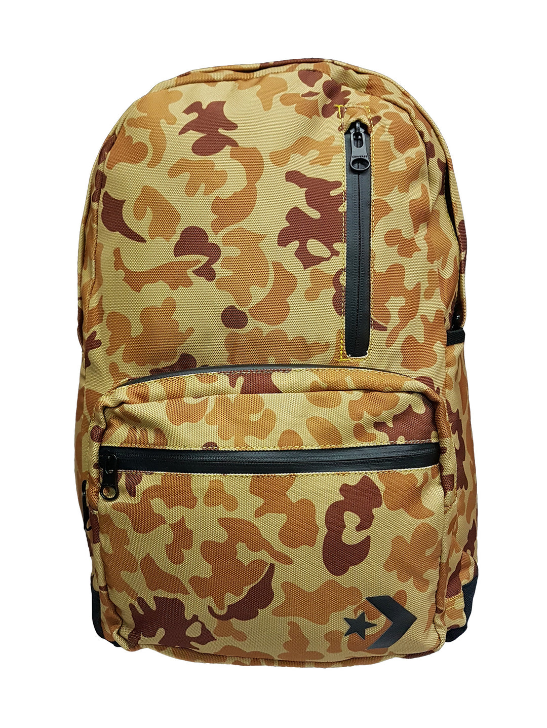 Mochila Converse con estampado de camuflaje en tonos café y beige con detalles y cierres en color negro.