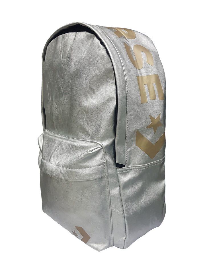 Mochila Converse de color plata metalizado con letras doradas en el lateral.