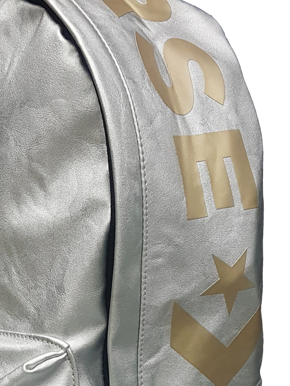 Mochila Converse de color plata metalizado con letras doradas en el lateral.