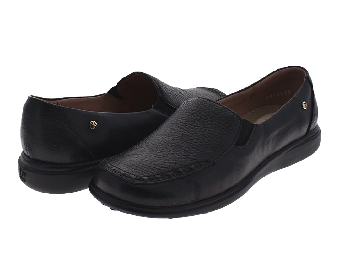 Par de zapatos planos color negro para mujer, estilo slip-on con textura de cuero.
