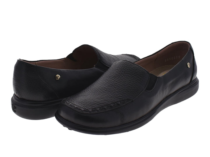 Par de zapatos planos color negro para mujer, estilo slip-on con textura de cuero.