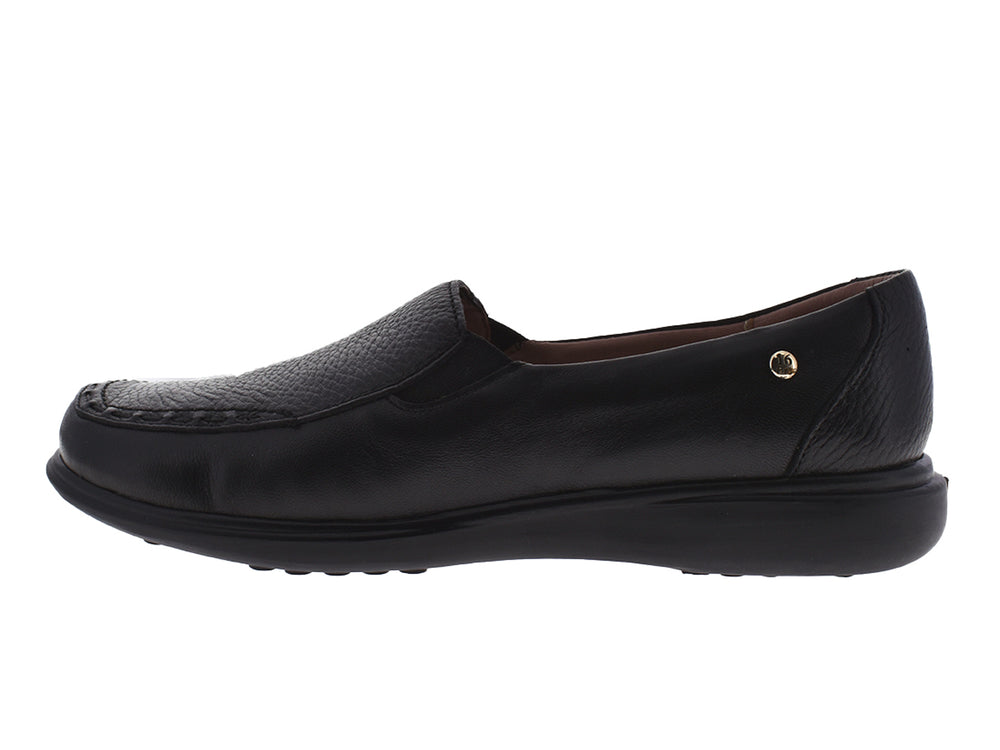 Par de zapatos planos color negro para mujer, estilo slip-on con textura de cuero.