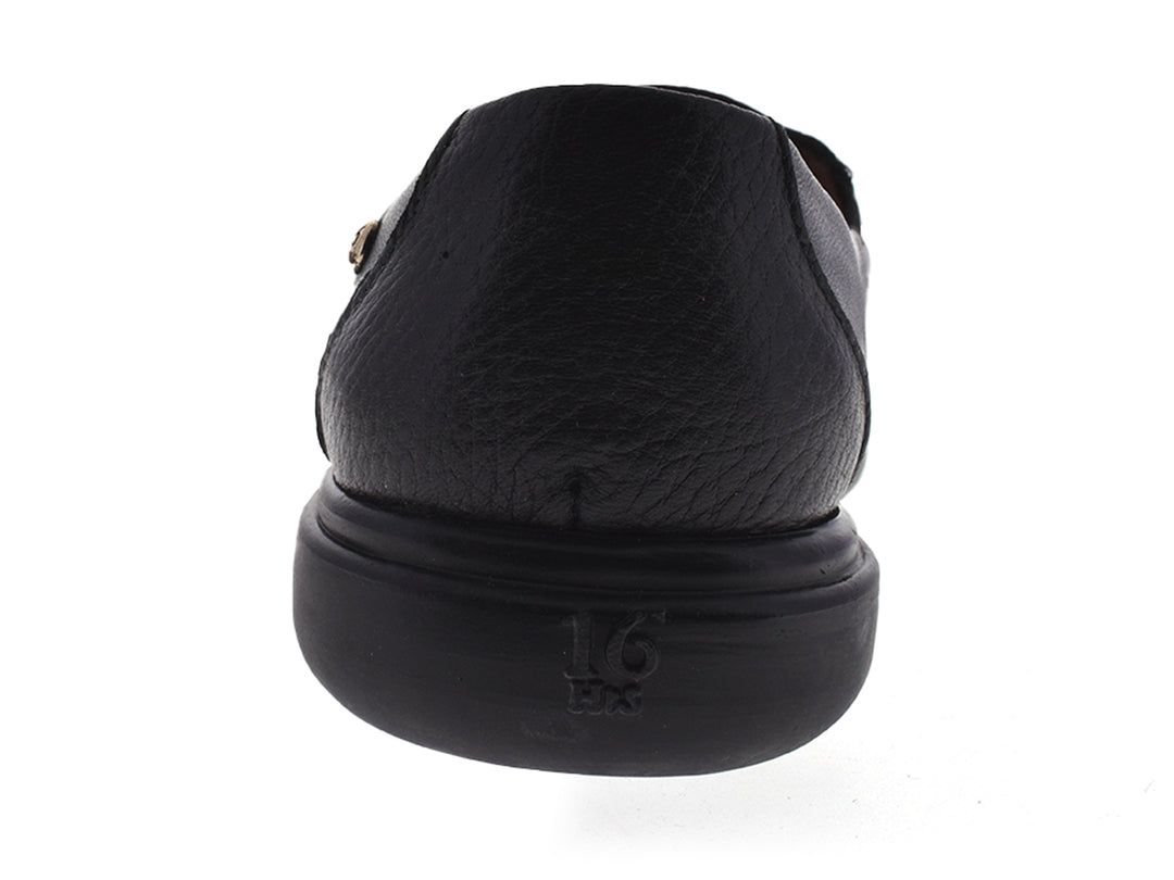Par de zapatos planos color negro para mujer, estilo slip-on con textura de cuero.