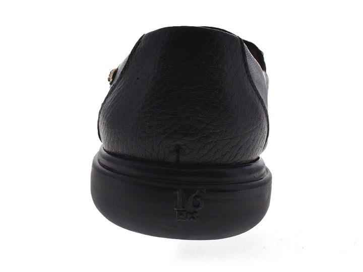 Par de zapatos planos color negro para mujer, estilo slip-on con textura de cuero.