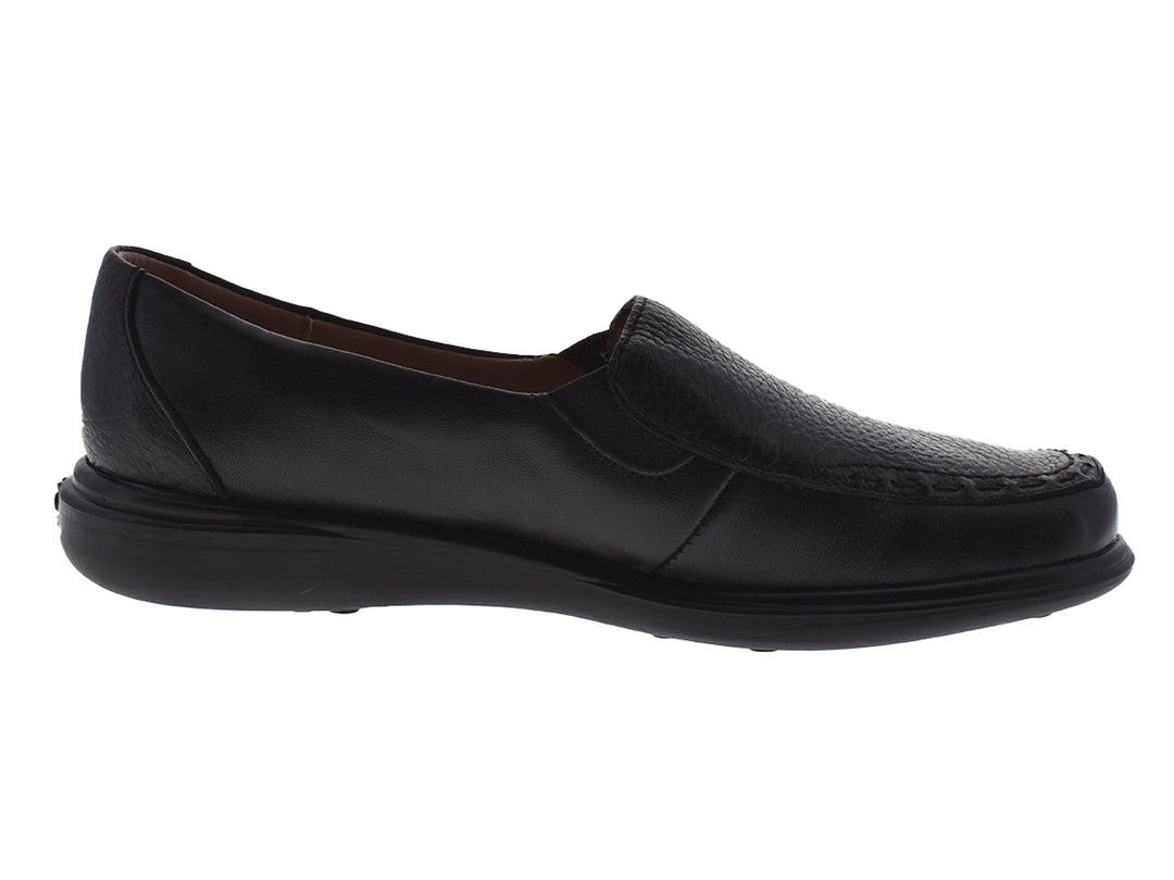 Par de zapatos planos color negro para mujer, estilo slip-on con textura de cuero.