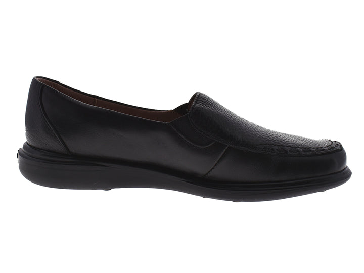 Par de zapatos planos color negro para mujer, estilo slip-on con textura de cuero.