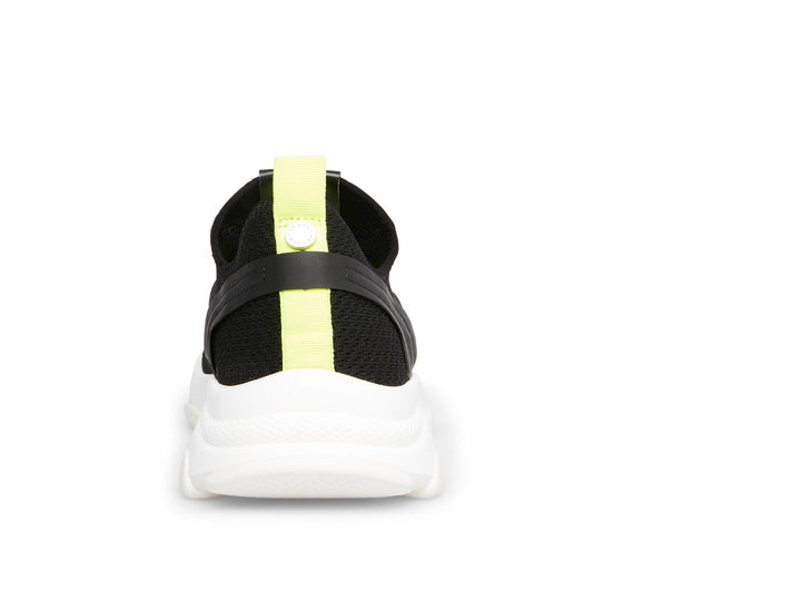 Tenis Steve Madden Isles Flyknit en color negro con suela blanca robusta y detalle amarillo neón en el talón.