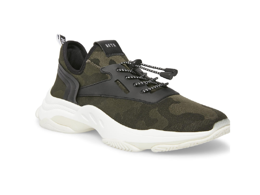 Tenis Steve Madden modelo Isles Flyknit en color camuflaje con suela blanca gruesa y detalles en negro.