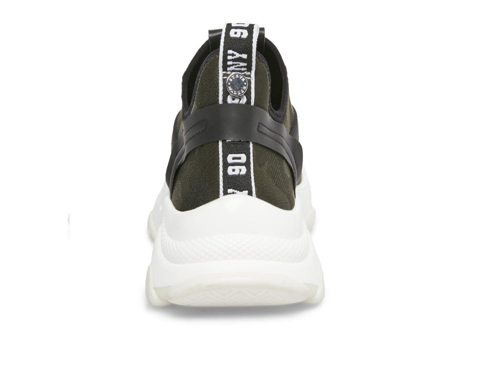 Tenis Steve Madden modelo Isles Flyknit en color camuflaje con suela blanca gruesa y detalles en negro.