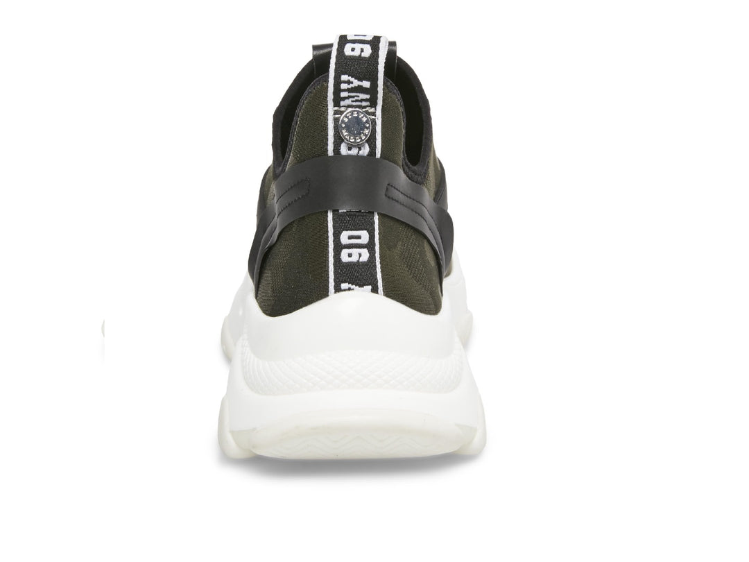 Tenis Steve Madden modelo Isles Flyknit en color camuflaje con suela blanca gruesa y detalles en negro.
