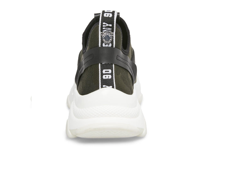 Tenis Steve Madden modelo Isles Flyknit en color camuflaje con suela blanca gruesa y detalles en negro.