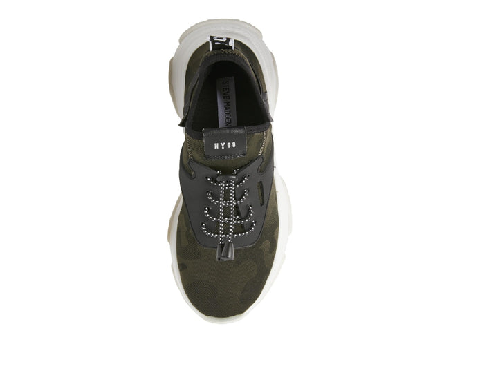 Tenis Steve Madden modelo Isles Flyknit en color camuflaje con suela blanca gruesa y detalles en negro.