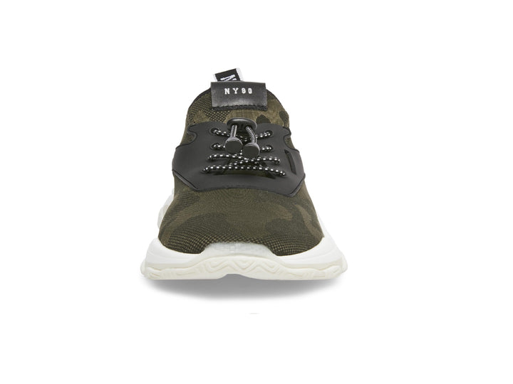 Tenis Steve Madden modelo Isles Flyknit en color camuflaje con suela blanca gruesa y detalles en negro.