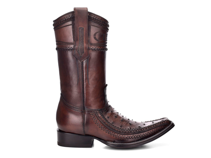 Bota vaquera de cuero color taupe con textura de avestruz en la punta y suela negra.