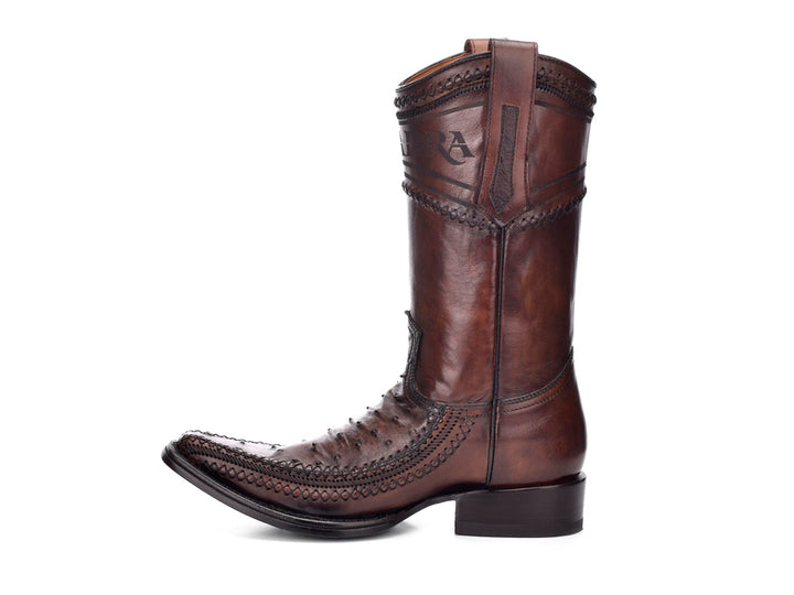 Bota vaquera de cuero color taupe con textura de avestruz en la punta y suela negra.