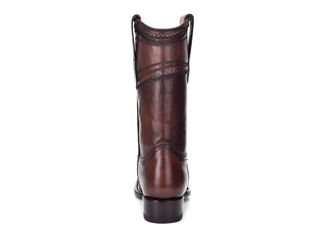 Bota vaquera de cuero color taupe con textura de avestruz en la punta y suela negra.