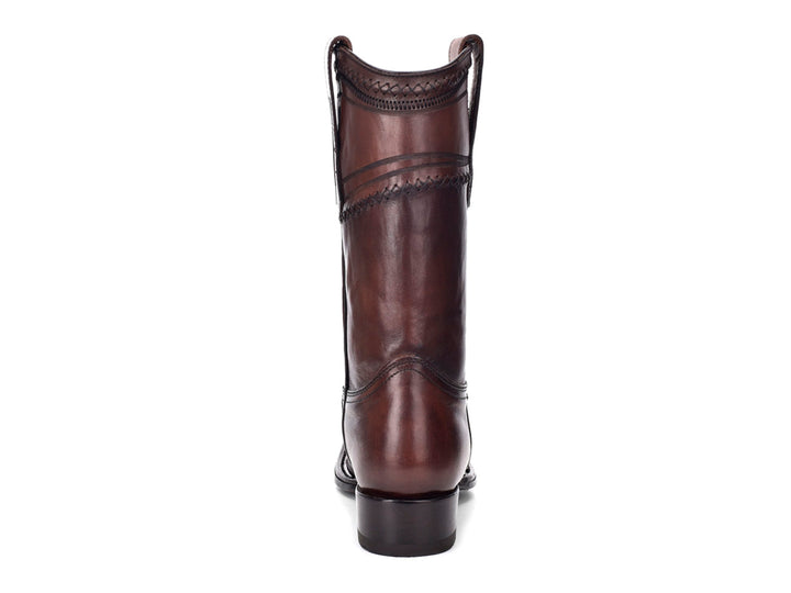 Bota vaquera de cuero color taupe con textura de avestruz en la punta y suela negra.