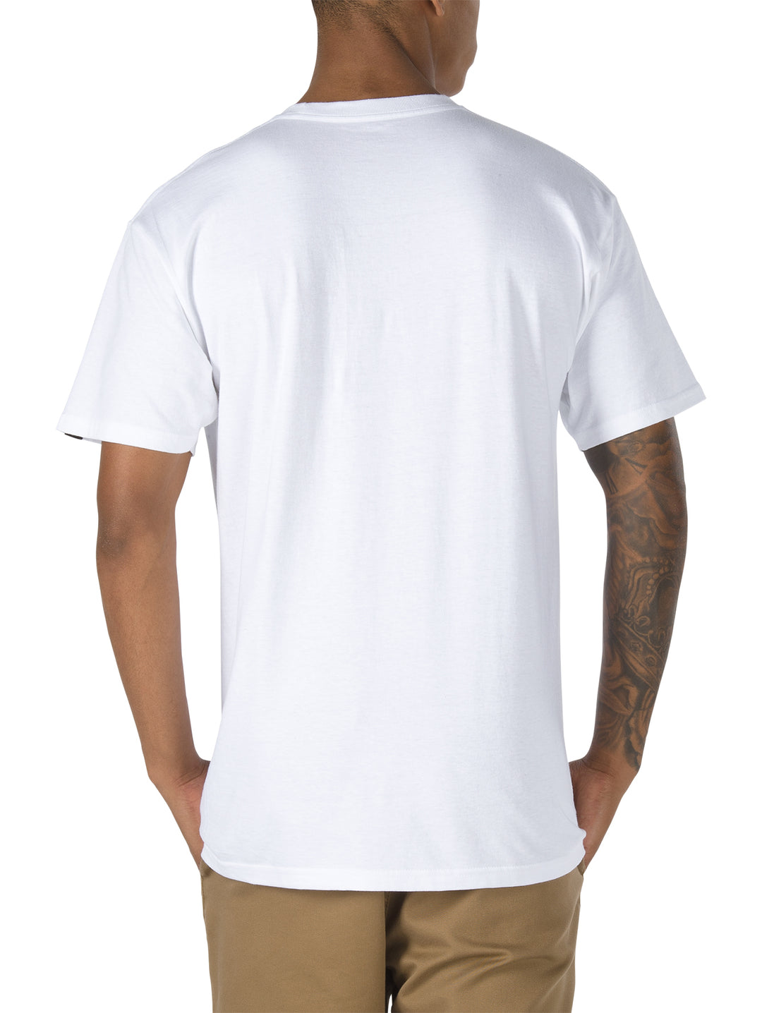 Hombre vistiendo una camiseta blanca de manga corta con logotipo pequeño de Vans en el pecho izquierdo.