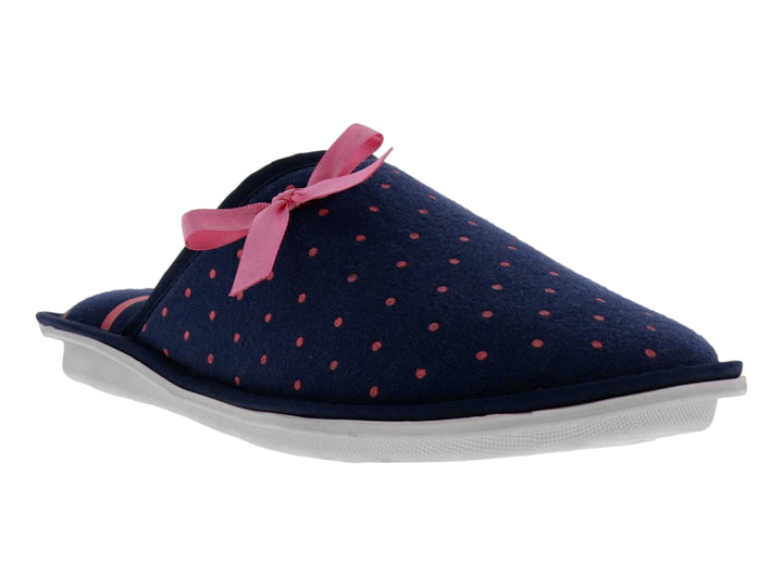 Pantuflas color marino con puntos rosas, un moño decorativo rosa en la parte superior y suela blanca.