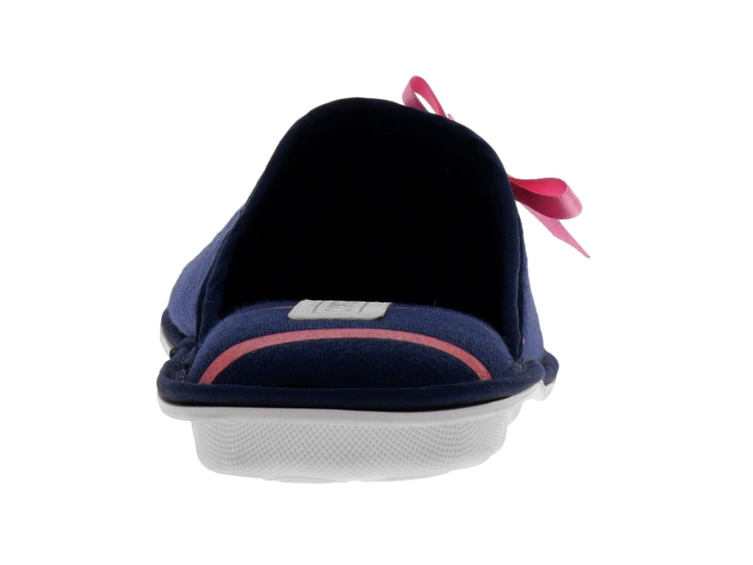 Pantuflas color marino con puntos rosas, un moño decorativo rosa en la parte superior y suela blanca.