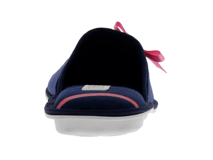 Pantuflas color marino con puntos rosas, un moño decorativo rosa en la parte superior y suela blanca.