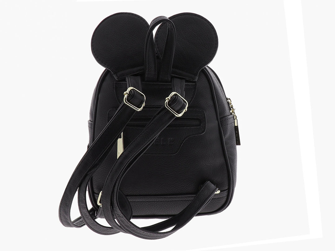 Mochila pequeña negra y roja con orejas decorativas y un colgante blanco en forma de mano.