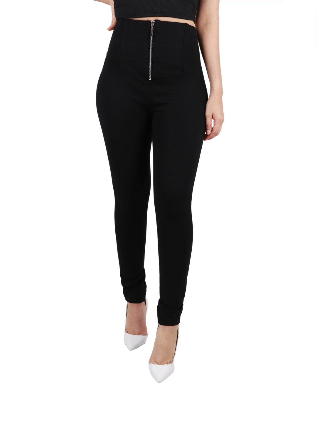 Mujer vistiendo leggings negros de tiro alto con cremallera frontal.