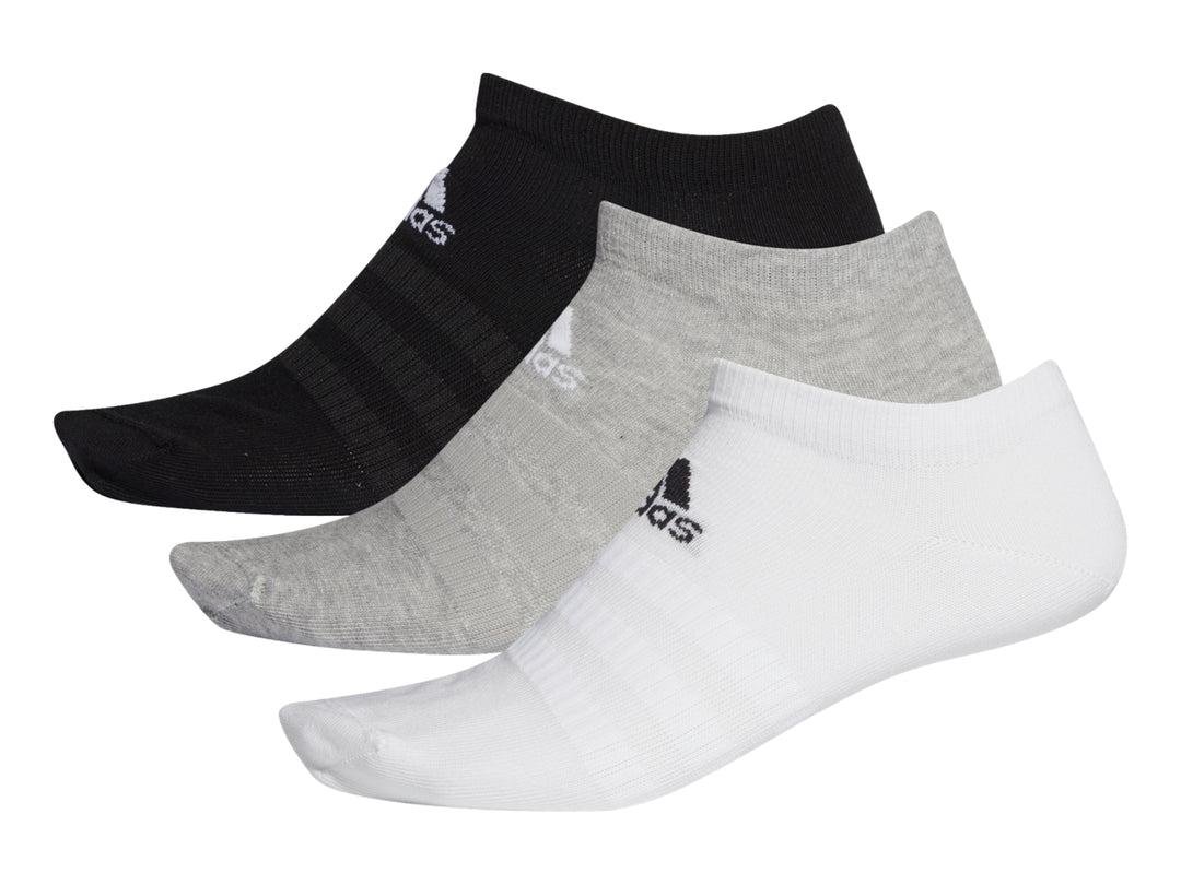 Paquete de tres pares de calcetines cortos Adidas en colores negro, gris y blanco.