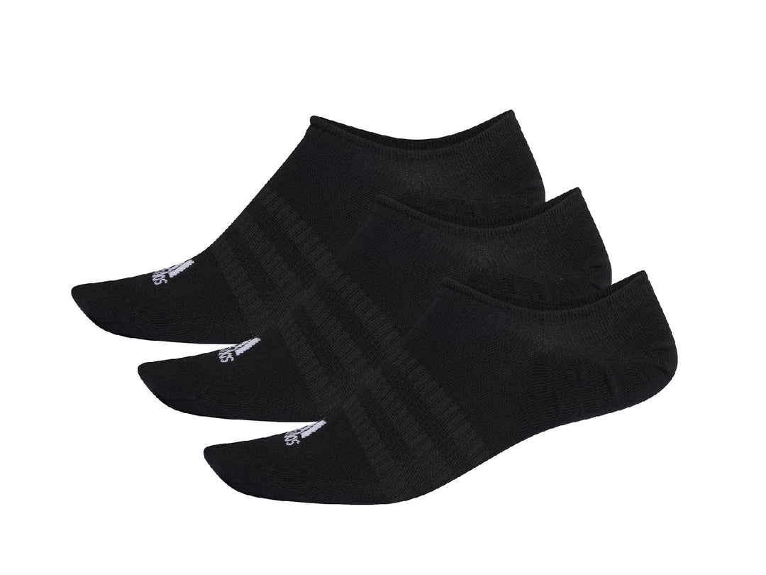 Paquete de tres calcetines cortos Adidas en color negro.