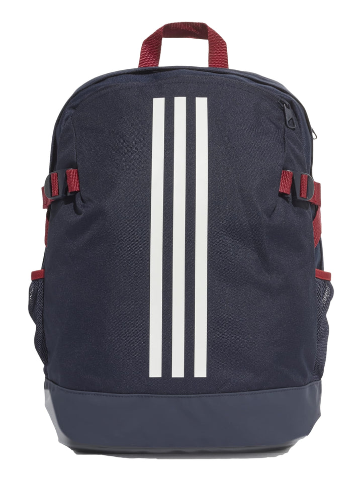 Mochila deportiva Adidas azul marino con tres franjas blancas verticales y detalles en rojo.